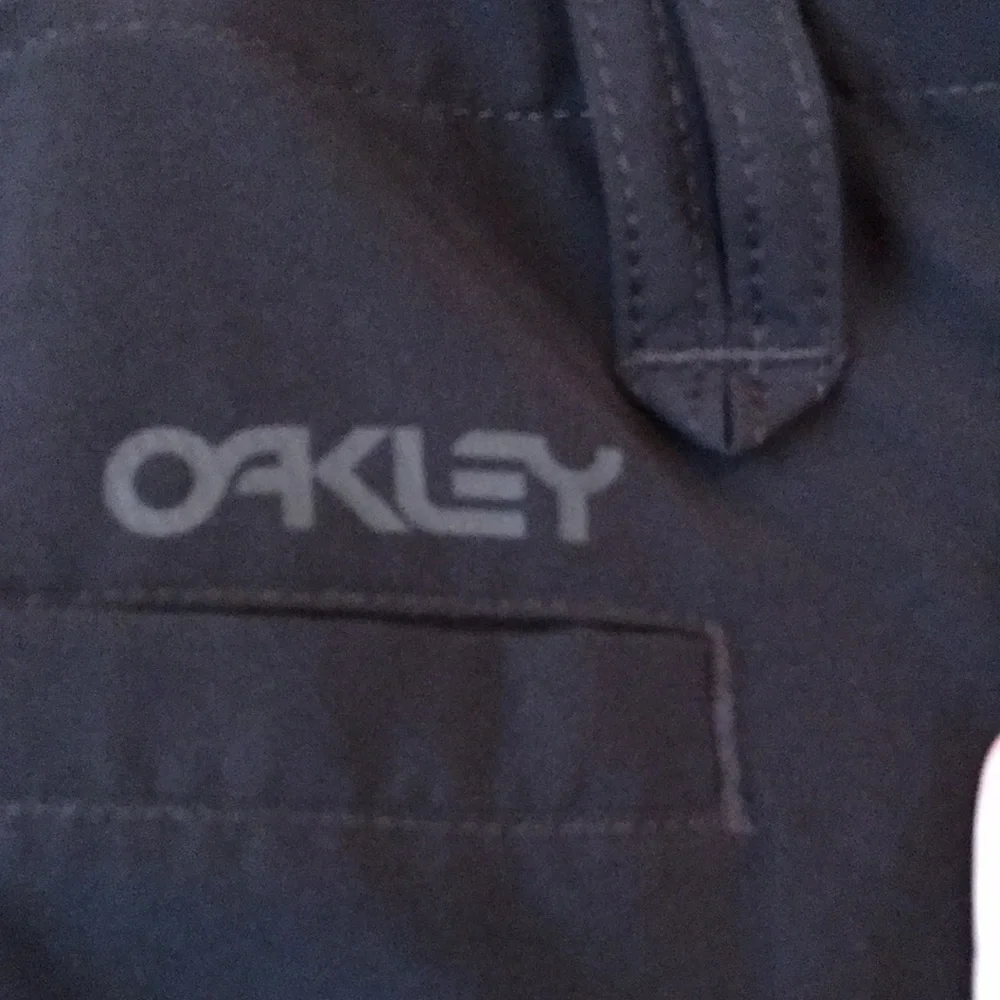 Oakley size 40 black stretch nylon 9.5” hybrid cargo board shorts swim water EUC